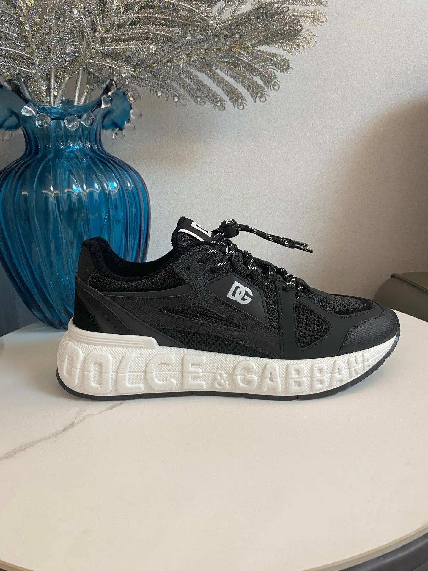 Men's men's shoes💰580 Dolce&Gabbana Dolce & Gabbana's latest popular D&G couple's dad shoes Airmaster series casual sports shoes original purchase development and production Airmaster shoes draw inspiration from Daymaster's iconic shape, while lightening the middle part of the sole to present a more sporty appearance. Nylon upper with contrasting suede and calfskin details. The tongue, heel and back sole are embellished with the DG logo, and the micro-injection logo rubber label is the icing on the cake. Exquisitely packaged at the delivery counter🛍📦 ▪️ Fabric: Original imported first-layer cowhide ▪️ Lining: Customized breathable towel lining ▪️ Sole: Original molded PU+TPU material ▪️ Bottom thickness: 5CM ▪️ Size: Women's 35-40/Men's 39-44 (45 46 customized)